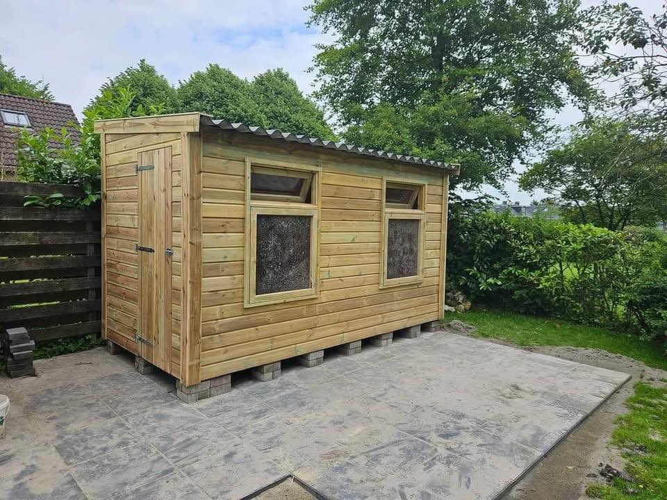 Houten bijgebouw vooraanzicht
