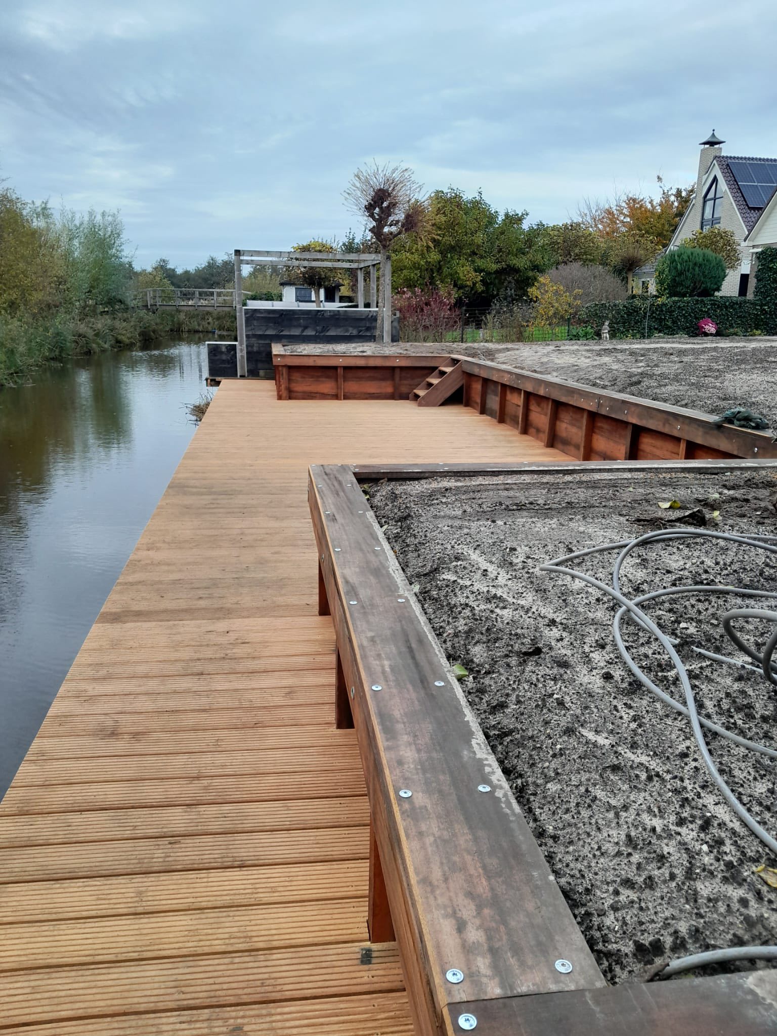 Waterkant terras van Douglas planken, overzicht